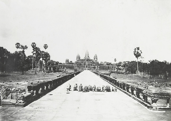 Worshipers in front of Angkor Wat